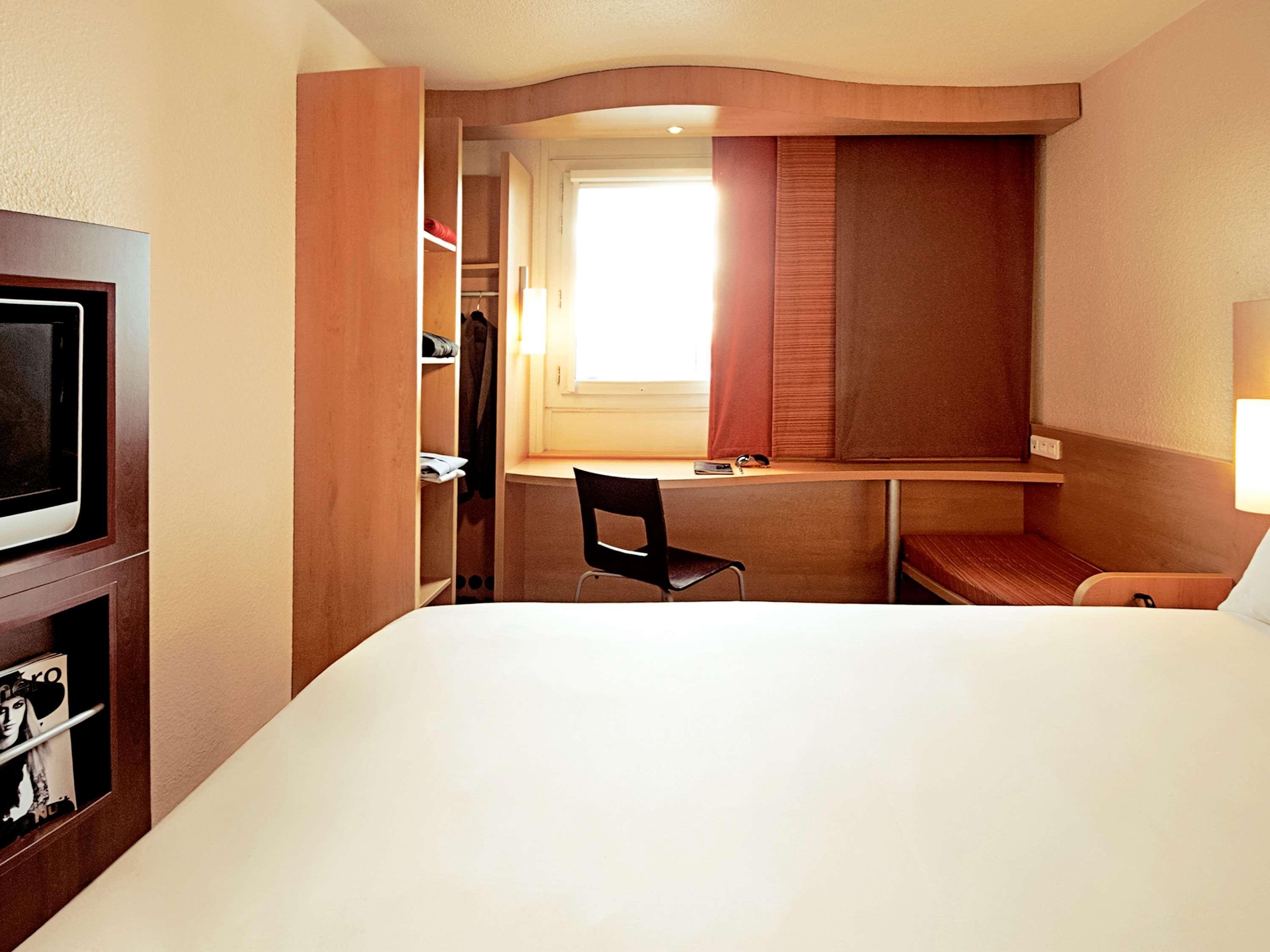 Ibis Santiago Providencia Hotel Exterior photo